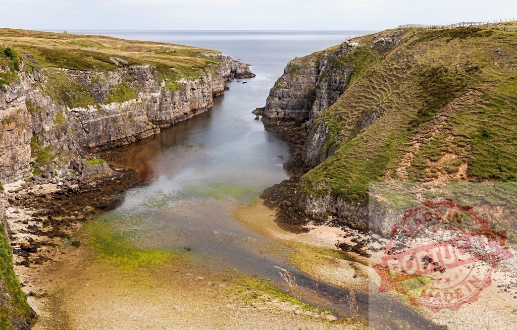 Smoo Cave inlet creating a dramatic coastal landscape | Smoo Cave inlet and rugged cliffs meeting the tranquil sea in the Scottish Highlands - Realisiert mit Pictrs.com