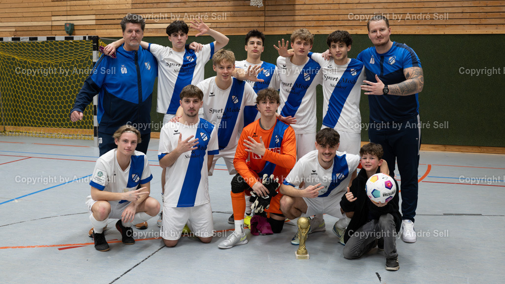 20250118_7571 | 21. A-Jugend-Turnier des VfR Neumünster um den KulturLokschuppen-Pokal 2025, Siegerehrung, Turniersieger Niendorfer TSV - Realisiert mit Pictrs.com