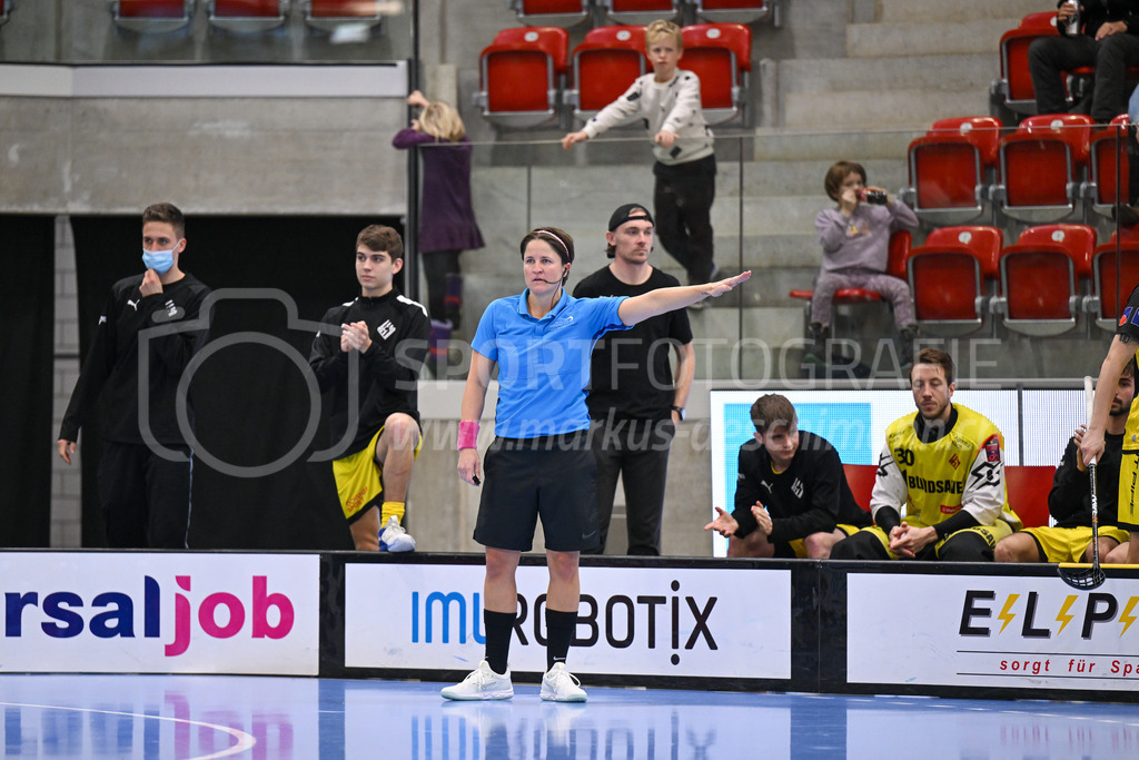 HC Rychenberg vs Floorball Köniz - 18. Dezember 2022 | HC Rychenberg vs Floorball Köniz
AXA Arena, Winterthur
Schiedsrichterin Corina Wehinger.
Bild: Sportfotografie Markus Aeschimann | www.markus-aeschimann.ch - Realisiert mit Pictrs.com