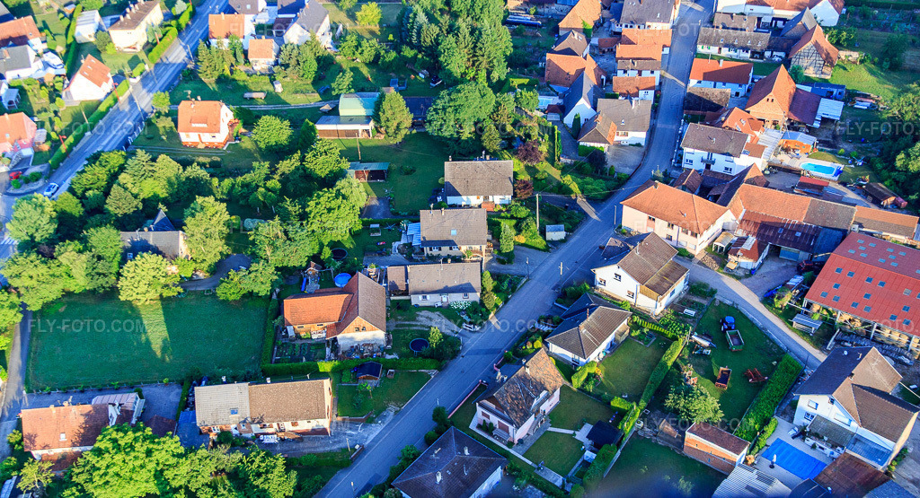 Aerial view: Rue du Moulin in Scheibenhard in the state Bas-Rhin, France. – Photo: IMG_082895.jpg taken on 06/26/2015 by Werner Riehm/FLY-FOTO.com – Resolution of the original: 4793 x 2598 px