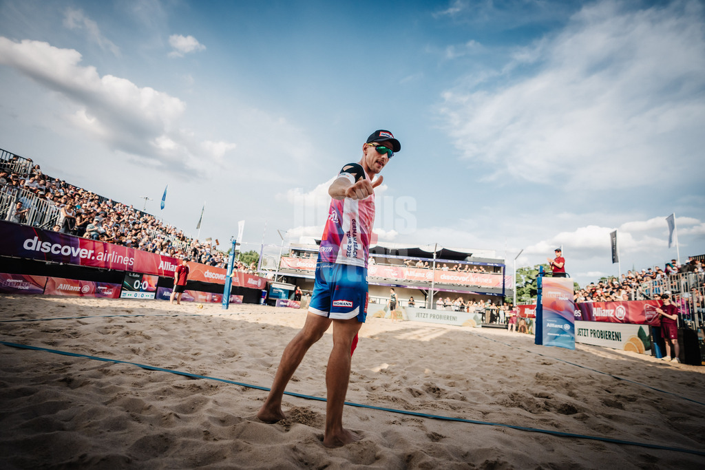 Beachvolleyball | Männer | Allianz German Beach Tour 2025 | Tourstop Hamburg | 31.05.2025 | David Poniewaz beim Einlauf in die Arena