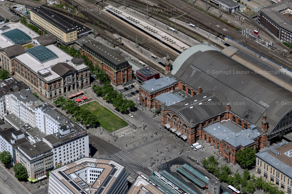 4029225 | BREMEN 01.06.2020 Gleisverlauf und Gebäude des Hauptbahnhofes " Hertz Hauptbahnhof Bremen " am Bahnhofsplatz im Ortsteil Bahnhofsvorstadt in Bremen, Deutschland. Im Vordergrund die Baustelle Bürogebäude des Verwaltungs- und Geschäftshauses City Gate Bahnhofstraße Ecke Herdentorsteinweg - Bahnhofsplatz. Weiterführende Informationen bei: Achim Griese Treuhandgesellschaft mbH,  Deutsche Bahn AG,  Hertz Autovermietung GmbH,  KoHa Bauausführungen und Immobilien GmbH,  MAX DUDLER ARCHITEKTEN AG. // Track progress and building of the main station of the railway " Hertz Central Station Bremen " on Bahnhofsplatz in the district Bahnhofsvorstadt in Bremen, Germany. Further information at: Achim Griese Treuhandgesellschaft mbH,  Deutsche Bahn AG,  Hertz Autovermietung GmbH,  KoHa Bauausfuehrungen und Immobilien GmbH,  MAX DUDLER ARCHITEKTEN AG. Foto: Gerhard Launer