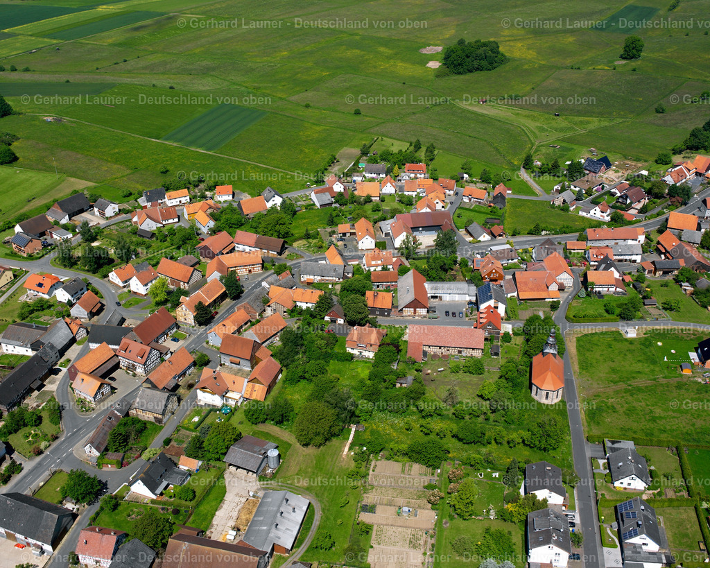 2615506 | WAHLEN 09.06.2006 Landwirtschaftliche Nutzflächen und Feldgrenzen  umsäumen das Siedlungsgebiet des Dorfes in Wahlen im Bundesland Hessen, Deutschland // Agricultural land and field boundaries surround the settlement area of the village  in Wahlen in the state Hesse, Germany Foto: Gerhard Launer