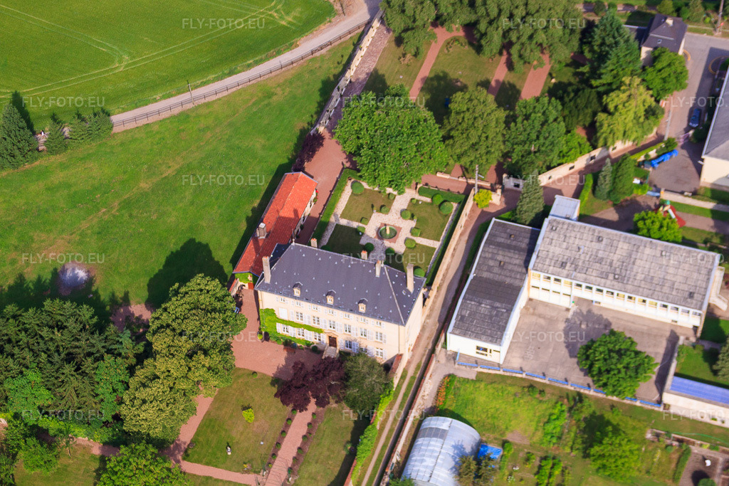 Vue aérienne: Ancien manoir et ancien monastère à Rettel dans le département Moselle, France – .Photo: IMG_29422.jpg prise le 26/06/2010 par Werner Riehm/FLY-FOTO.eu – Résolution de l'original: 4546 x 3030 px