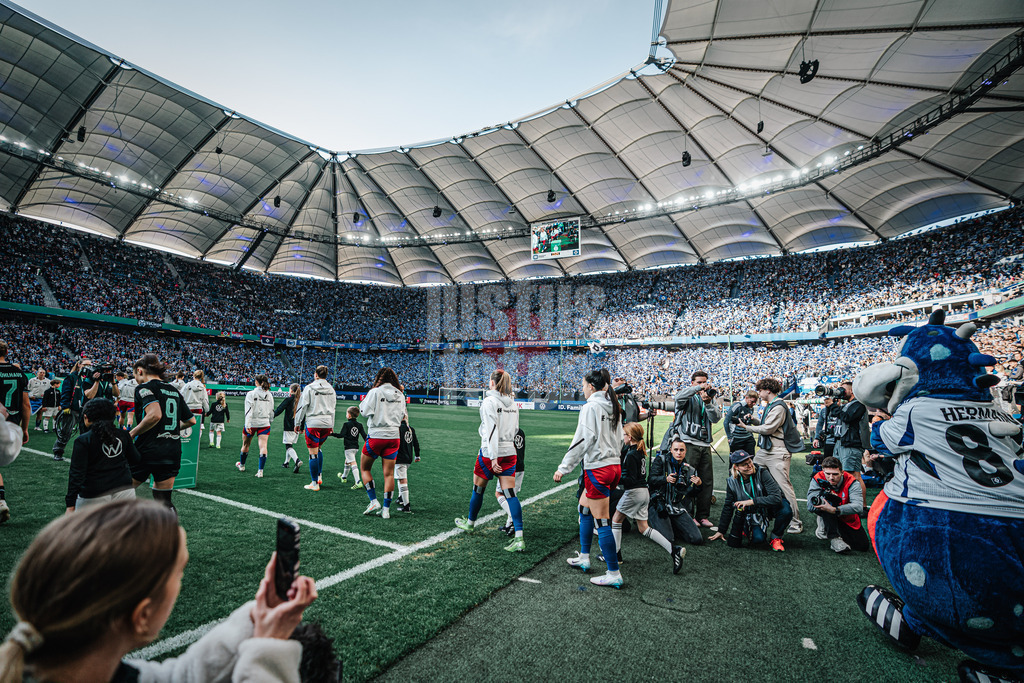 Fußball | Frauen | Saison 2024/2025  | DFB-Pokal der Frauen | Halbfinale | Hamburger SV vs. Werder Bremen | 23.03.2025 | Einlauf der Teams in das ausverkaufte Volksparkstadion