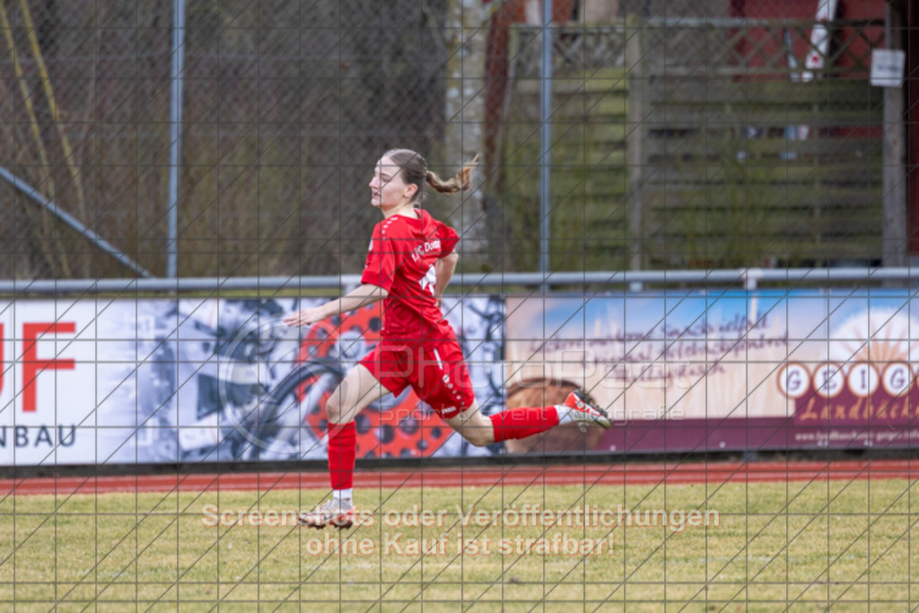 20250223_140352_0442 | #,1.FC Donzdorf (rot) vs. TSV Tettnang (schwarz), Fussball, Frauen-WFV-Pokal Achtelfinale, Saison 2024/2025, Rasenplatz Lautertal Stadion, Süßener Straße 16, 73072 Donzdorf, 23.02.2025 - 13:00 Uhr,Foto: PhotoPeet-Sportfotografie/Peter Harich