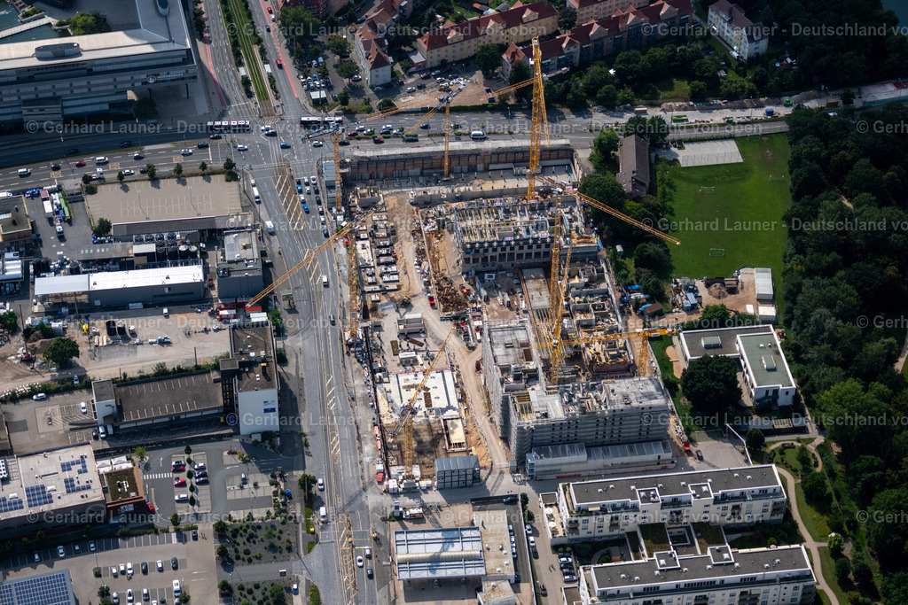 4047340 | NüRNBERG 21.08.2021 Baustelle zum Neubau eines Mehrfamilien- Wohn- und Geschäftshaus- Quartier " Seetor City Campus " an der Ostendstraße - Ecke Dr.-Gustav-Heinemann-Straße in Nürnberg im Bundesland Bayern, Deutschland. Weiterführende Informationen bei: Ed. Züblin AG,  GBI Holding AG,  GP Wirth Architekten,  Instone Real Estate Group AG,  Sontowski &amp; Partner GmbH. // Construction site to build a new multi-family residential and commercial building quarter "Seetor City Campus" on Ostendstrasse - corner of Dr.-Gustav-Heinemann-Strasse in Nuremberg in the state Bavaria, Germany. Further information at: Ed. Zueblin AG,  GBI Holding AG,  GP Wirth Architekten,  Instone Real Estate Group AG,  Sontowski &amp; Partner GmbH. Foto: Gerhard Launer