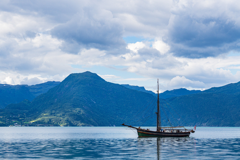 Blick über den Åkrafjord mit Segelschiff in Norwegen | Blick über den Åkrafjord mit Segelschiff in Norwegen.