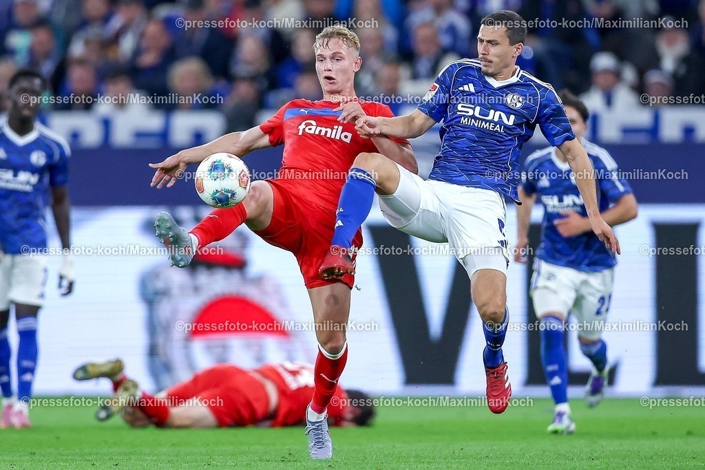 S0413092501103 | 13.09.2025, Fußball, FC Schalke 04 - Holstein Kiel, 5.Spieltag, 2. Fußball Bundesliga, Veltins-Arena Gelsenkirchen, Saison 2025 2026: Kasper Davidsen (Holstein Kiel #15) im Zweikampf gegen  Ron Schallenberg (Schalke04 #06) DFB regulations prohibit any use of photographs as image sequences and or quasi-video.