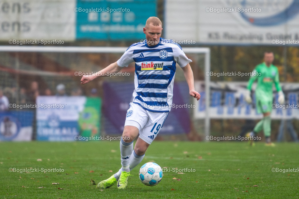 Fussball, Niederrheinpokal, SV Sonsbeck - MSV Duisburg, 16.11.2025, Willy-Lemkens-Sportpark | 16.11.2025, Fussball, Niederrheinpokal, SV Sonsbeck - MSV Duisburg: Leon Müller (MSV Duisburg #19)  - Realisiert mit Pictrs.com