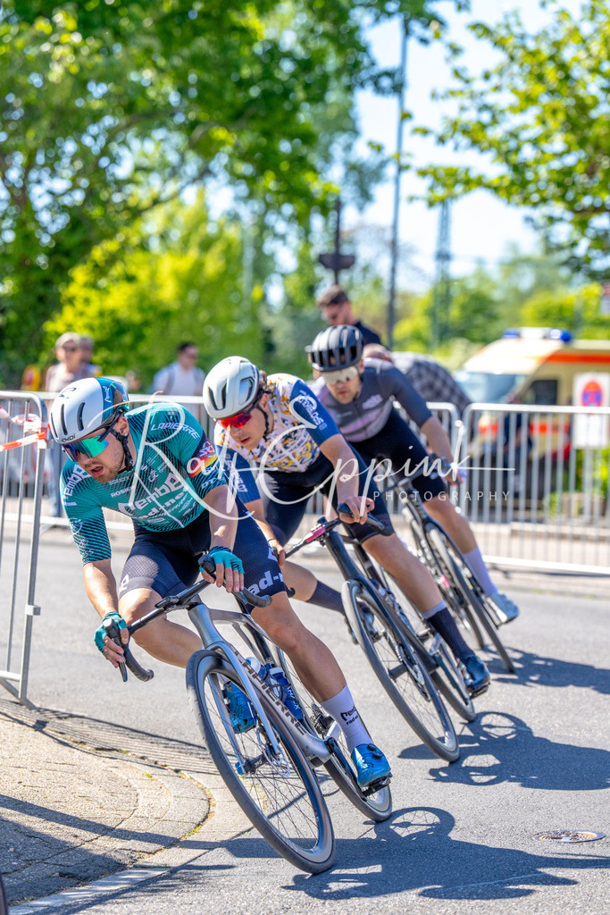 Spurt in den Mai 2026 - Großer Preis der Sparkasse Neuss | Annual one-day road cycling race "Großer Preis der Sparkasse Neuss" held in Büttgen, Germany, organized by VfR Büttgen 1912 e.V. The event features multiple races across all age categories from U11 youth to Elite men. - Realisiert mit Pictrs.com