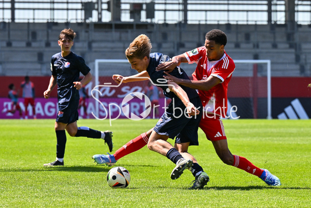 FC Bayern München U19 - SpVgg Unterhaching U19 | im Duell Gabriel FREIMUTH (Haching 14) und Chivano WIJKS (FCB #2) / Zweikampf / U19 DFB-Nachwuchsliga: FC Bayern München U19 - SpVgg Unterhaching U19; FC Bayern Campus am 10.08.2025