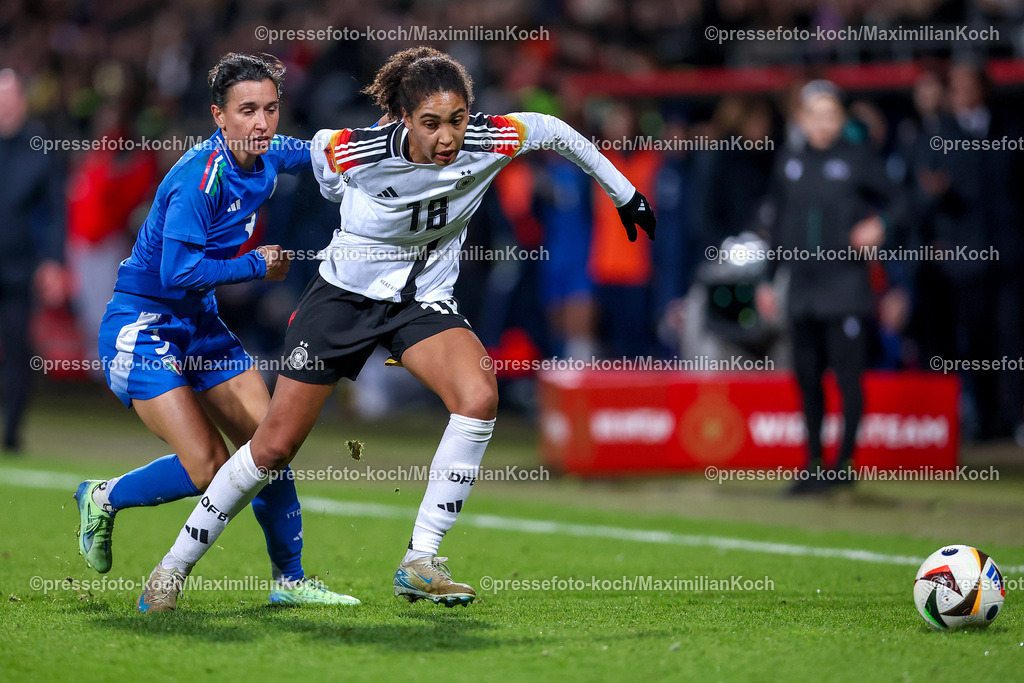 DFB0212240114202279 | 02.12.2024, Fußball Länderspiel Frauen, Deutschland - Italien, Vonovia-Ruhrstadion Bochum, Saison 2024 2025: Lucia di Guglielmo (ITA #3) im Zweikampf gegen Cora Zicai (GER #18)DFB regulations prohibit any use of photographs as image sequences and or quasi-video.
