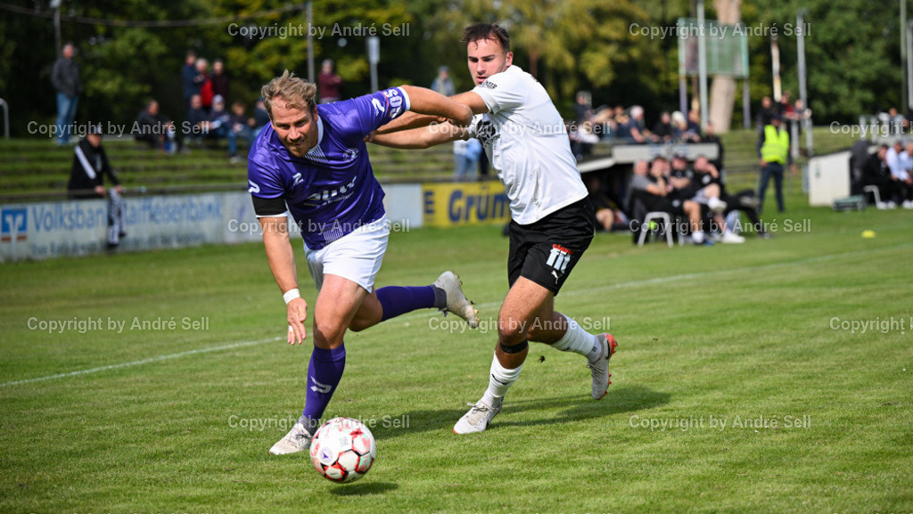VfR Neumünster vs Eckernförder SV | Christopher Kramer (VfR #13) / Jost-Bennet Andreas (ESV #6) - Fußball-Oberliga Männer 2024/2025 / VfR Neumünster vs Eckernförder SV / VfR-Stadion / Neumünster / 15.09.24 - Realisiert mit Pictrs.com