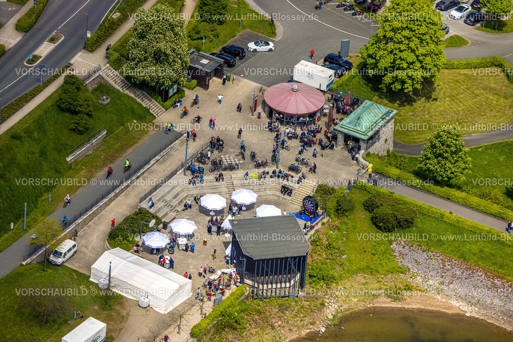 Sundern230504618Langscheid | Luftbild, Außengastronomie mit Sonnenschirmen am Sorpedamm, Radfahrer und Touristen, Langscheid, Sundern, Sauerland, Nordrhein-Westfalen, Deutschland