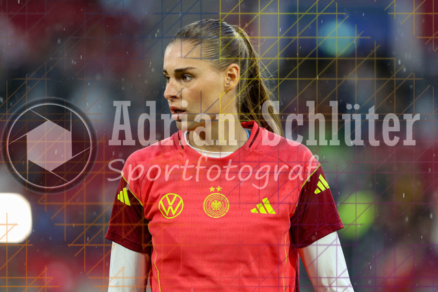 Deutschland vs Frankreich - Halbfinale - UEFA Women's Nations League | Düsseldorf, Deutschland, 24.10.25:   Jule Brand ( Deutschland ) schaut waehrend des Halbfinals der UEFA Women's Nations League zwischen Deutschland vs Frankreich in der Merkur-Spiel-Arena(Foto von Brauer-Fotoagentur / Adrian Schlueter)