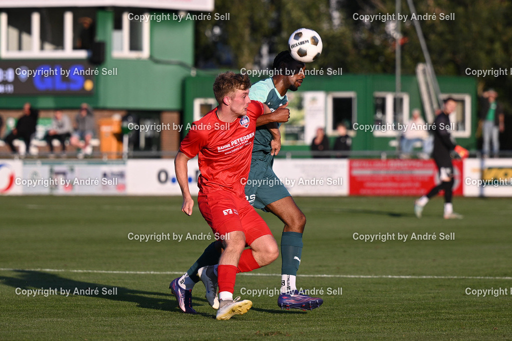 PSV Neumünster vs TSB Flensburg | Denzel Imasün (PSV #27) vs Melf Siemund (TSB #8) / Fußball-Oberliga Männer 2026/2027 / PSV Neumünster vs TSB Flensburg / PSV Stadion Platz A / Neumünster / 07.08.26 - Realisiert mit Pictrs.com
