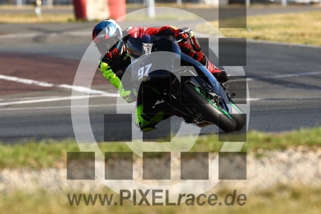 0097-20240914_05019 | Schöne Erinnerungen an spannende Momente - das festzuhalten ist unser Job. PIXELrace.de ist seit 2003 auf den Rennstrecken Europas unterwegs um die Action draußen beim Fahren und die wunderbare Stimmung imm Fahrerlager für euch einzufangen.