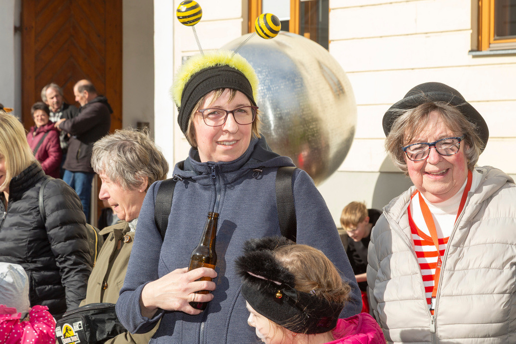 Umzug2025-020_9686 | Fotostrecke: FASCHINGSUMZUG 2025 in Loosdorf. 22 Masken(gruppen)-Teilnehmer: Loosdorfer Vereine, Wirtschaftstreibende, Gemeindeabordnungen sowie Kreditinstitute. rund 700 Besucher entlang der Hauptstrasse. Veranstaltungs-Sicherung durch Mannschaft der FF-Loosdorf mit schwerem Gerät. Maskenprämierung am EKZ-Platz durch Bgm. Thomas Vasku in den Kategorien: Bester Festwagen (Fa. gkonzept-Groissenberger; Beste Personengruppe-ASK-Loosdorf; Beste Einzelperson; Weiteste Anreise-FF Schollach;