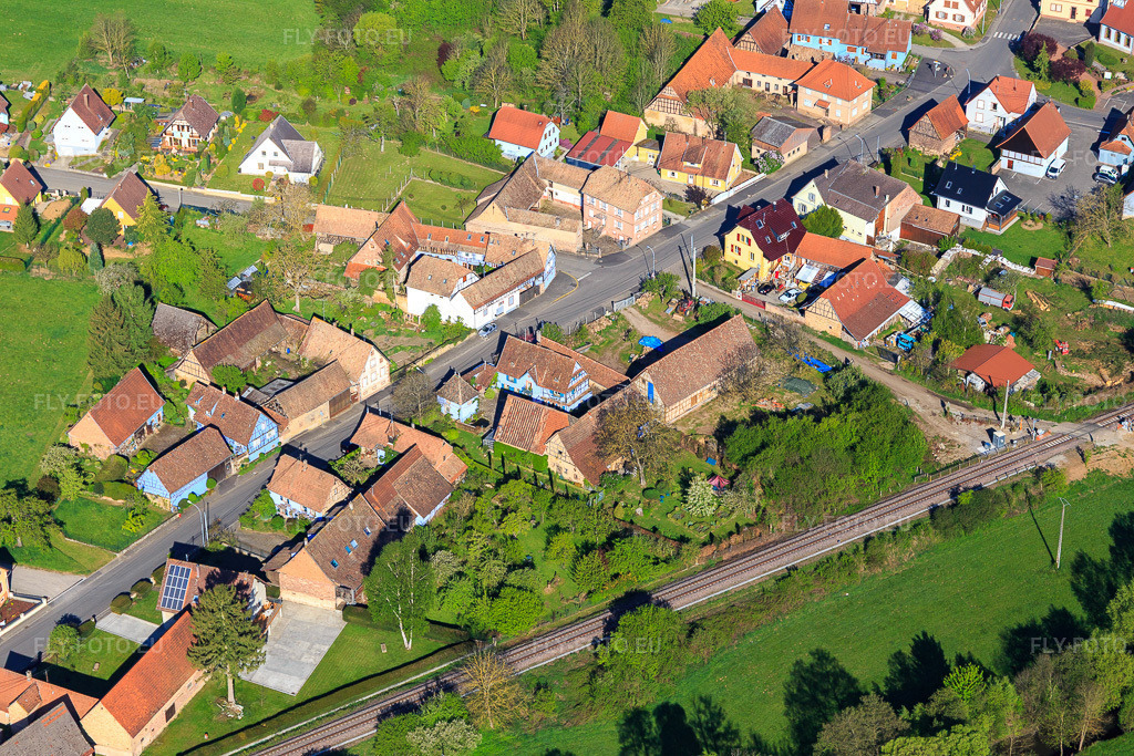 Vue aérienne: Jardins de la Ferme Bleue à Uttenhoffen dans le département Bas Rhin, France – .Photo: IMG_099420.jpg prise le 30/04/2017 par Werner Riehm/FLY-FOTO.eu – Résolution de l'original: 5472 x 3648 px – Jardins de la Ferme Bleue \xc3\xa0 Uttenhoffen en Alsace