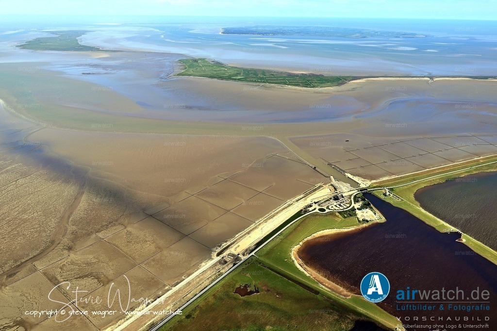 Nordfriesland Hafen Schluettsiel | Gastronomie und Besucherzentrum: Es gibt einen Gastronomiebetrieb mit Fremdenzimmern sowie seit 1980 ein Besucherzentrum des Vereins Jordsand mit Informationen zum Nationalpark Schleswig-Holsteinisches Wattenmeer und zum Vogelschutz