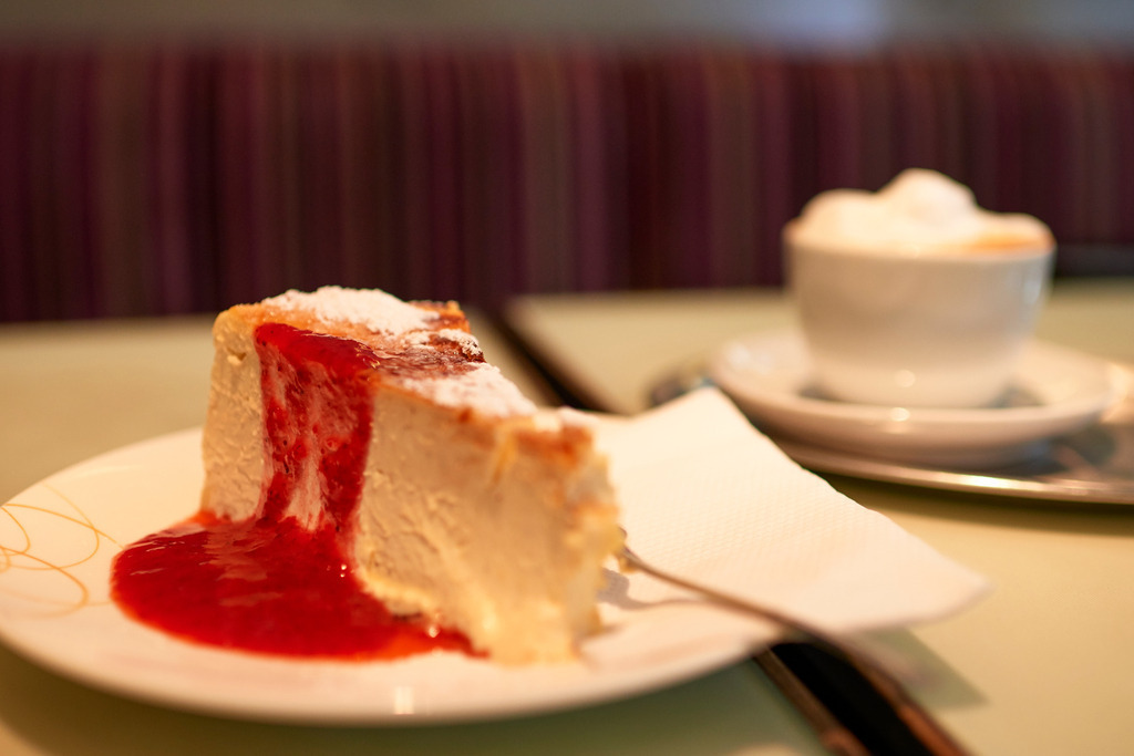 Cafe Moccarello | Wien, Austria - October 04, 2017: Cafe Moccarello, Topfentorte mit Erdbeersauce und Melange. - Realisiert mit Pictrs.com