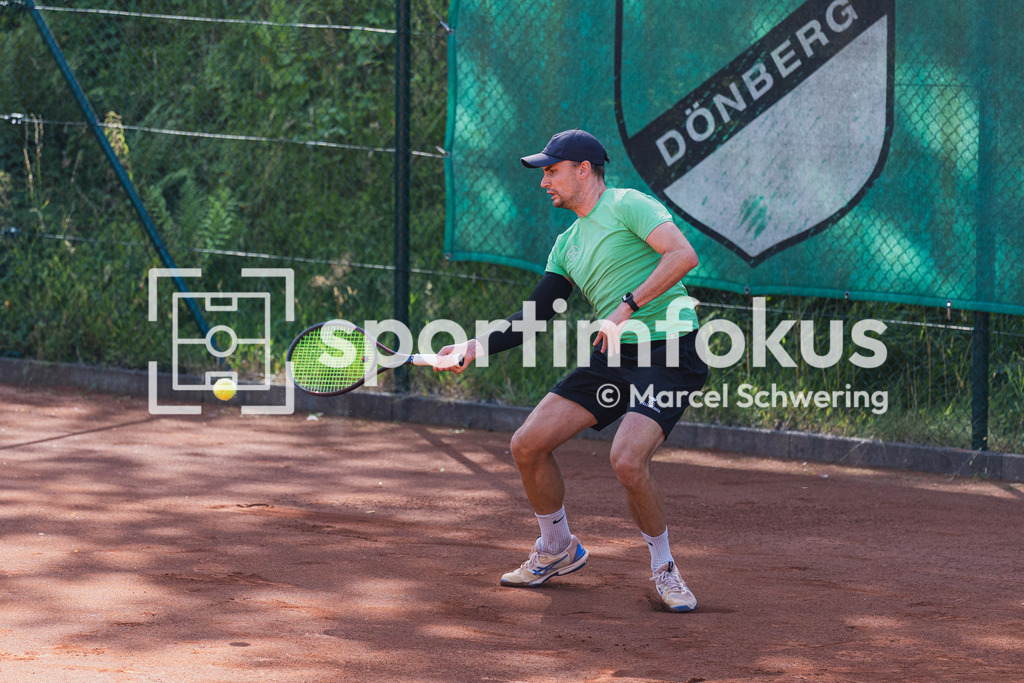 Wuppertaler Tennis-Stadtmeisterschaften | Jan Henri Augustat (Bayer Wuppertal) bei einer Vorhand. Herren-Finale der Wuppertaler Tennis-Stadtmeisterschaften, Wuppertal, 09.08.2026. - Realisiert mit Pictrs.com