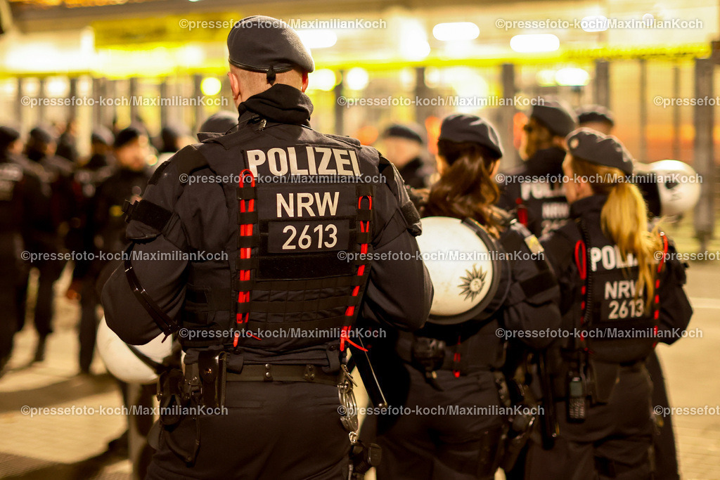 BVB05112400008 | 05.11.2024, Fußball, UEFA Champions League, Borussia Dortmund - SK Sturm Graz, 4. Spieltag, Signal Iduna Park, Saison 2024 2025: Polizeiaufgebot vor dem Spiel