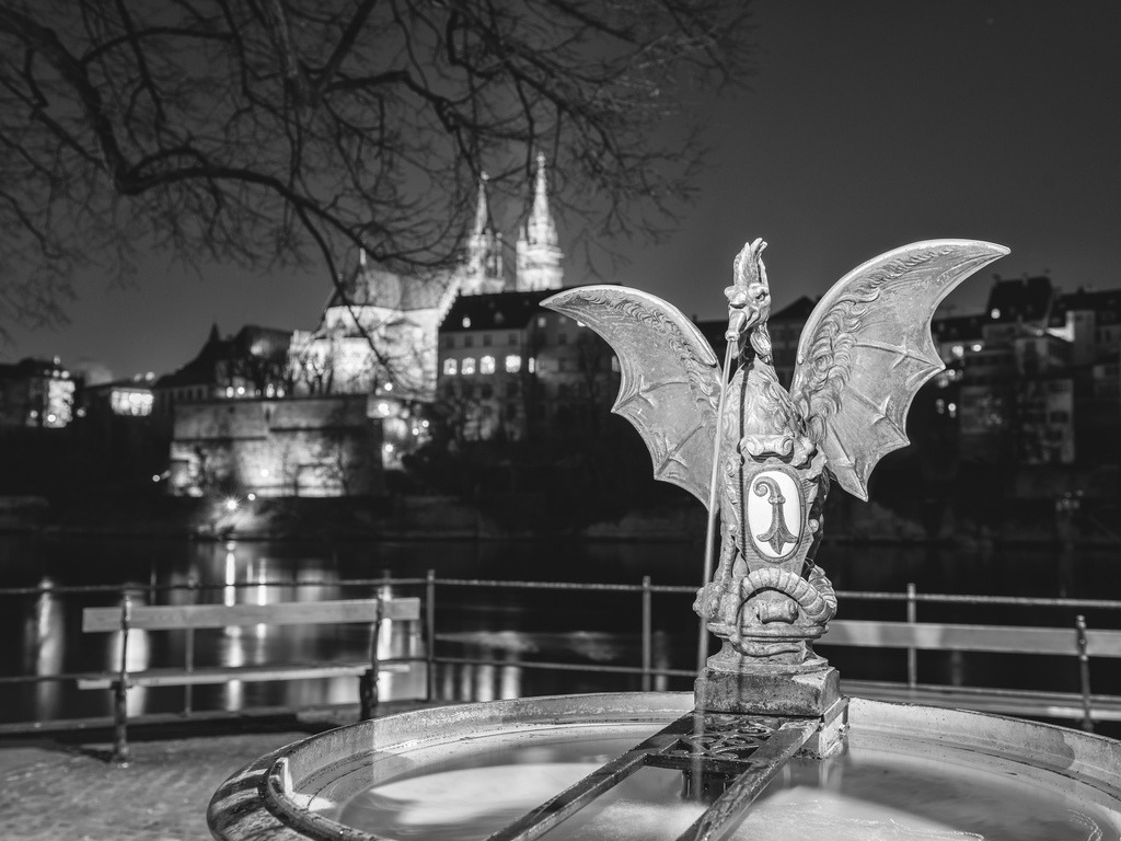 Basilisk Brunnen bei Nacht | Basilisk Brunnen mit Münster im Hintergrund, bei Nacht, Basel, Schweiz. - Realisiert mit Pictrs.com
