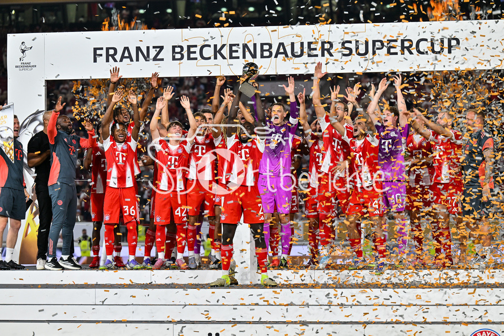 VfB Stuttgart - FC Bayern München | Franz Beckenbauer Supercup Sieger 2025 - FC Bayern München / Siegerfoto / Jubelfoto / Mannschaftsbild / Mannschaftsfoto / Franz-Beckenbauer Supercup: VfB Stuttgart - FC Bayern München; MHP Arena am 16.08.2025 / Manuel NEUER (FC Bayern Muenchen 1)