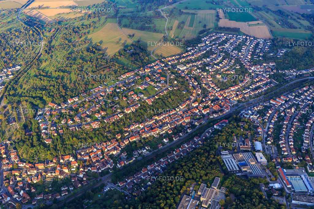 Siedlungen zwischen Wingertweg und Schwarzwaldstr | Luftbild: Siedlungen zwischen Wingertweg und Schwarzwaldstr in Ispringen im Bundesland Baden-Württemberg in Deutschland. Foto: IMG_103712.jpg vom 23.09.2017 durch Werner Riehm/FLY-FOTO.de - Realisiert mit Pictrs.com