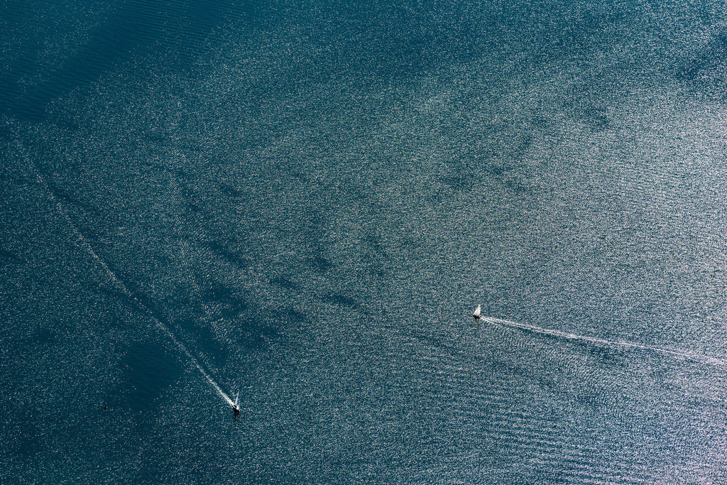 dr__0010256.jpg | DIEßEN AM AMMERSEE 18.09.2018 Sportboot- Segelschiff mit weißen Seggeln in Fahrt auf dem Ammersee in Dießen am Ammersee im Bundesland Bayern, Deutschland. // Sailboat under way on Ammersee in Diessen am Ammersee in the state Bavaria, Germany. Foto: Daniel Reiter