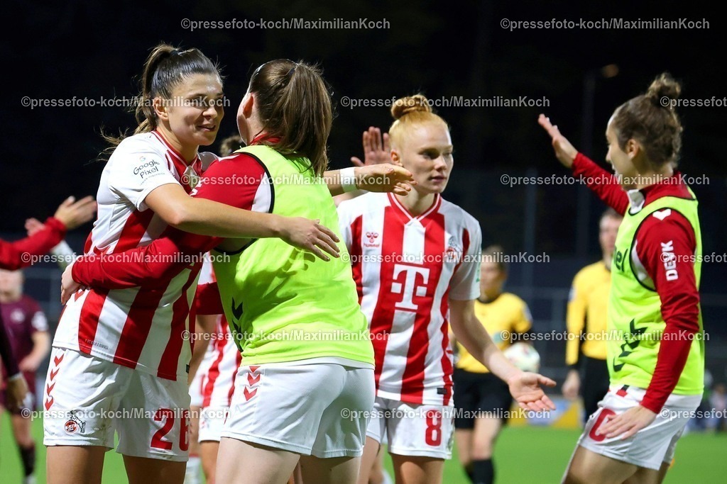 xSSCx31102501043 | 21.09.2025, xsscx, Frauen Fußball, 1. FC Koeln - 1. FC Nuernberg, 1. Fußball Bundesliga, 3. Spieltag, Franz-Kremer-Stadion, Saison 2025 2026: Glueckwuensche der Mitspielerinnen zur Halbzeitpause nach dem Toren zum 3:0 an Torschuetzin Martyna Wiankowska (1. FC Koeln #26) DFB regulations prohibit any use of photographs as image sequences and or quasi-video. Nordrhein-Westfalen Deutschland