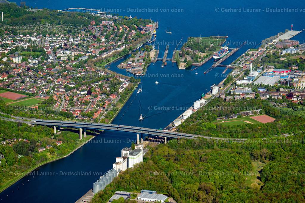 3802049 | Brücke über den Nordostseekanal an der Schleuse Kiel-Holtenau