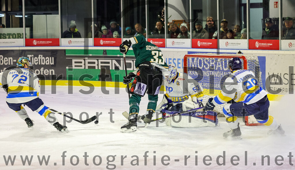 2025-12-05_135_TSV_Erding_gegen_Stuttgart_Rebels | Erding, Deutschland, 05.12.2025:Eishockey, Oberliga Süd 2025 / 2026, 23. Spieltag, TSV Erding gegen Stuttgart Rebels, Endergebnis: 5:6Dane Montgomery (Stuttgart Rebels, #72), Marc Schmidpeter (Erding Gladiators, #33), Kimi Saffran (Stuttgart Rebels, #53), David Kirchhoff (Stuttgart Rebels, #28)Foto: Christian Riedel / fotografie-riedel.net