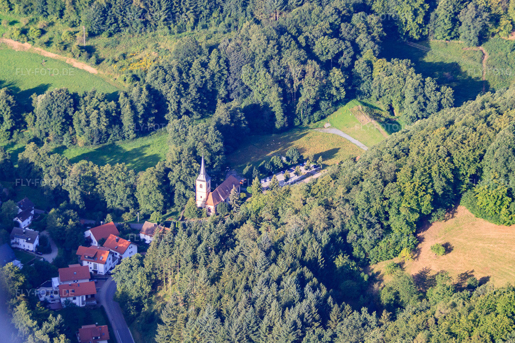 Luftbild: Kirche Heiligkreuz im Ortsteil Heiligkreuz in Weinheim im Bundesland Baden-Württemberg in Deutschland. Foto: IMG_52142.jpg vom 19.08.2012 durch Werner Riehm/FLY-FOTO.de