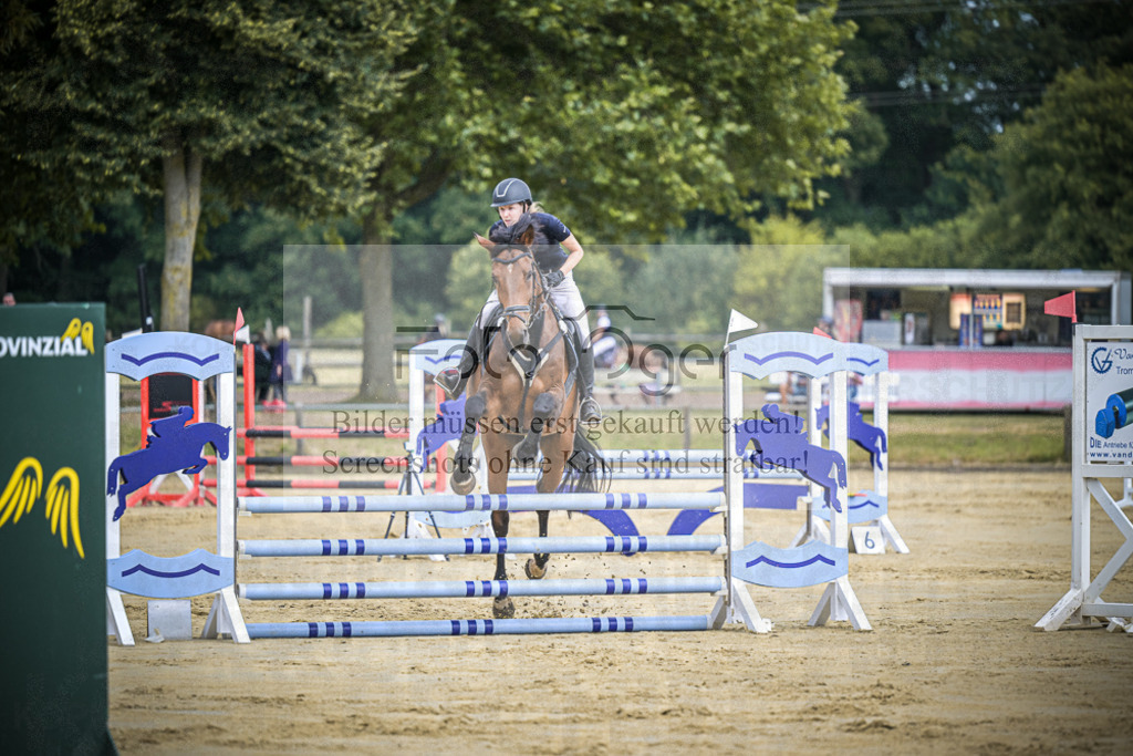 DOS_7204 | Entdecke hochwertige Reitturnierfotos von Foto Oger. Professionell, emotional und authentisch – jetzt Lieblingsmomente im Shop bestellen.Deutschlandweite Turnierfotografie. - Realisiert mit Pictrs.com