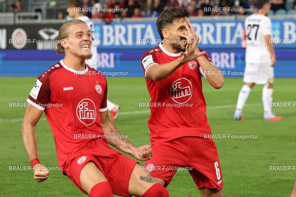SV Wehen Wiesbaden - Rot-Weiss Essen | Wiesbaden, Deutschland, 22.08.2025Tom Moustier  (Rot-Weiss Essen) Jubelt mit Ahmet Arslan  (Rot-Weiss Essen) nach dem Tor zum 1:3 während des drittliga Spiels zwischen SV Wehen Wiesbaden und Rot-Weiss Essen am 22.08.2025 in der BRITA-Arena in Wiesbaden. (Foto von Timo Bluhmki-Schmidt/Brauer Fotoagentur