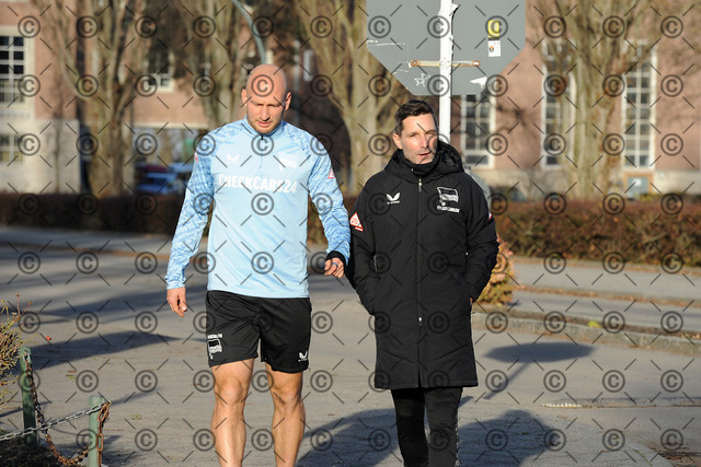 RGE_8351b | Hertha BSC, 2.Bundesliga, Herren, Training, Saison 2025/26, im Bild von li. Toni Leistner ( Hertha BSC ),  Trainer Stefan Leitl ( Hertha BSC ), Fotograf: Ralf Gebhardt - Realisiert mit Pictrs.com