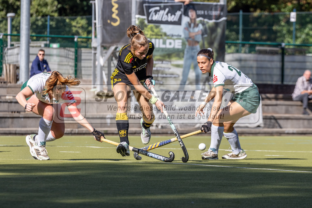 MJ_01.10.2023_F_UHTC-HTHC-12 | Katharina Kiefer (Harvestehuder THC #33), Elena Clococeanu (Uhlenhorst Mülheim #24) &amp; Kim Guyet (Uhlenhorst Mülheim #20), Uhlenhorst Mülheim - Harvestehuder THC am 1.10.2023 im Waldstadion, Mülheim a. d. Ruhr