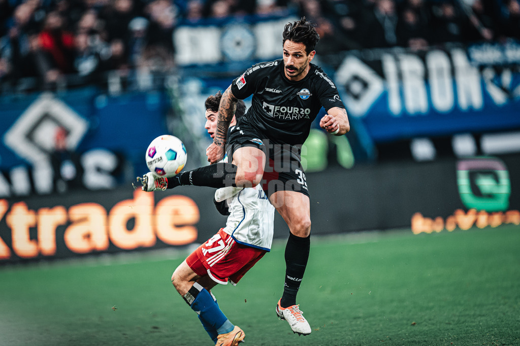 Fußball | Männer | Saison 2023/2024 | 2. Fußball-Bundesliga | 16. Spieltag | Hamburger SV vs. SC Paderborn 07 | 09.12.2023 | Adriano Grimaldi (#39, SC Paderborn 07) nimmt den Ball elegant mit der Hacke an