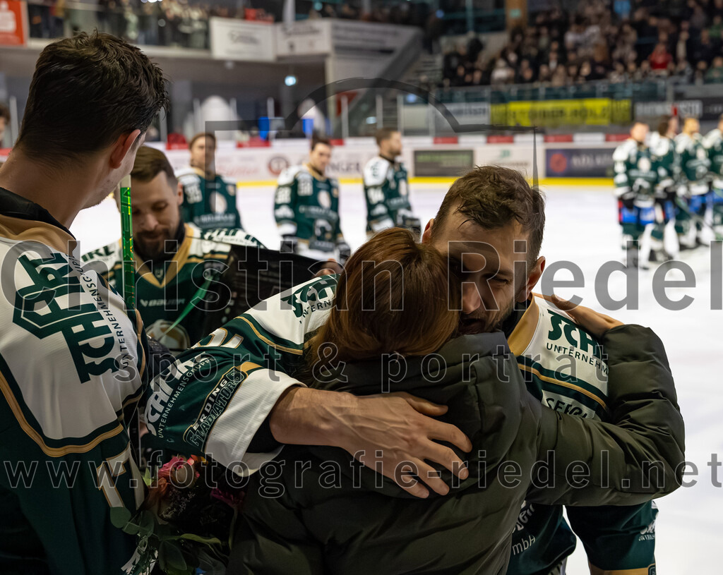 2026-02-27_026_TSV_Erding_gegen_EV_Fuessen | Erding, Deutschland, 27.02.2026:Eishockey, Oberliga Süd 2025 / 2026, 51. Spieltag, TSV Erding gegen EV Füssen, Endergebnis: 2:4Elia Ostwald (Erding Gladiators, #17), Maximilian Forster (Erding Gladiators, #81)Foto: Christian Riedel / fotografie-riedel.net
