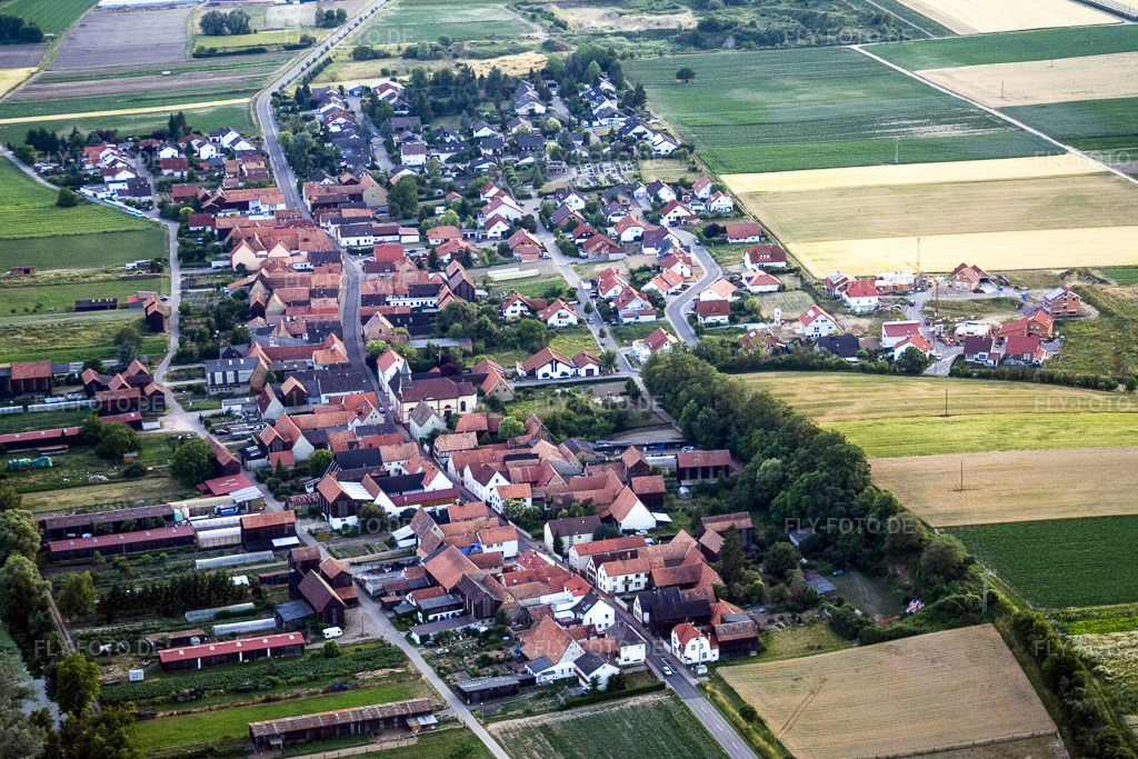 Luftbild: Dorf von Osten in Herxheimweyher im Bundesland Rheinland-Pfalz in Deutschland. Foto: IMG_3354.jpg vom 04.07.2006 durch Werner Riehm/FLY-FOTO.de