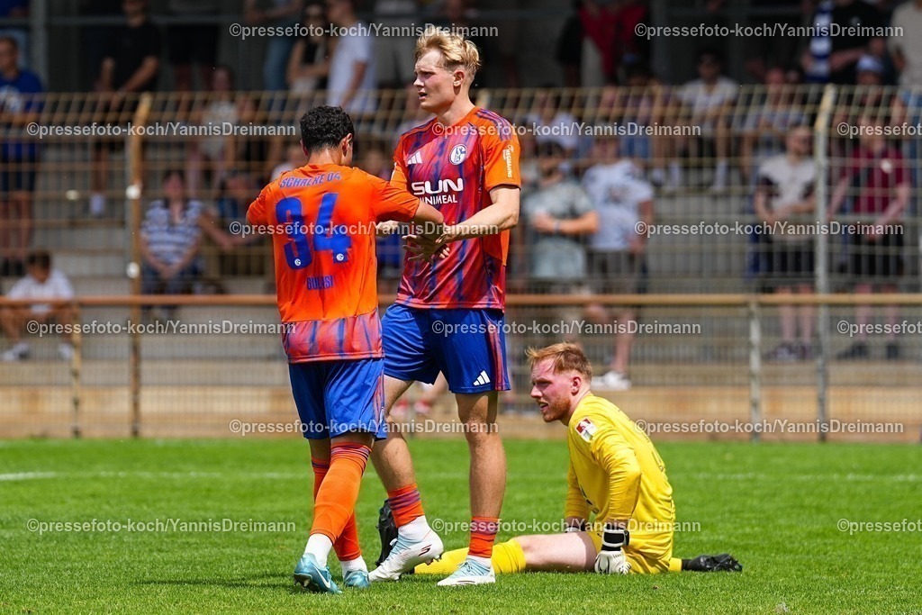 xYDR20072501003 | 20.07.2025, xydrx, Fußball, Rot Weiss Ahlen - FC Schalke 04, Testspiel, Wersestadion: Torjubel nach dem Tor zum 2:0 für den FC Schalke 04 durch Torschütze Peter Remmert (FC Schalke 04 #39) zusammen mit Ayman Emran Gulasi (FC Schalke 04 #34)