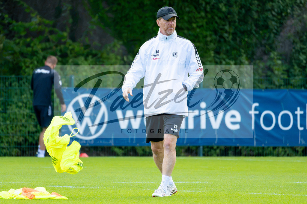 20260909_TRAOSN_0879 | Fußball, Herren: Trainer Timo Schultz (VfL Osnabrück) schaut beim Training des VfL Osnabrück am 09.09.2026 im Sportpark Illoshöhe in Osnabrück, Deutschland.(Foto von Nico Paetzel) - Realisiert mit Pictrs.com