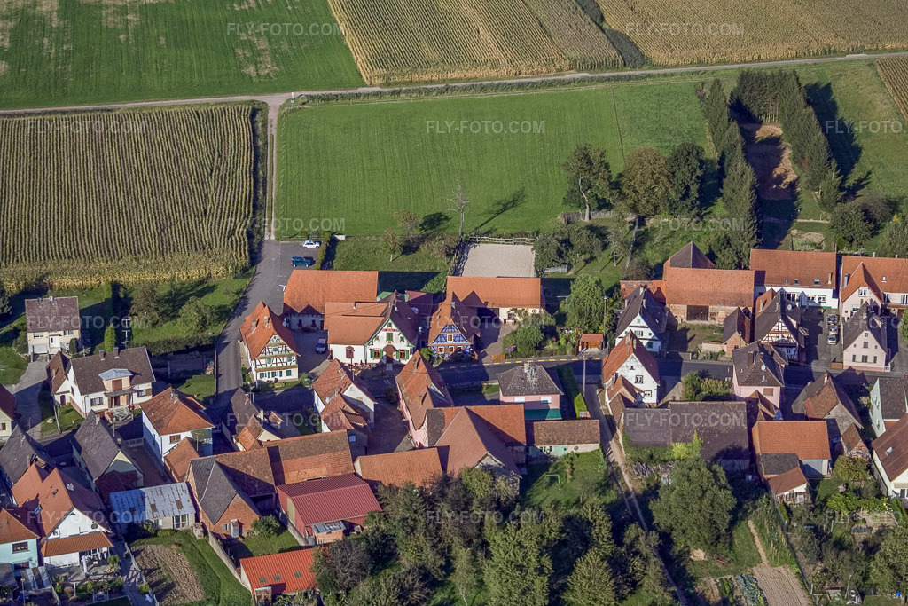 Aerial view: Rue Principale from the southwest in Schleithal in the state Bas-Rhin, France. – Photo: IMG_7996.jpg taken on 09/13/2007 by Werner Riehm/FLY-FOTO.com – Resolution of the original: 3456 x 2304 px