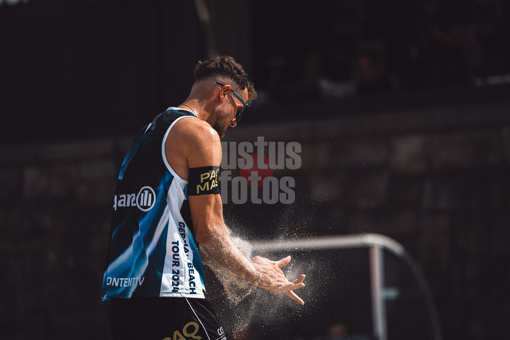 Beachvolleyball | Männer | German Beach Tour 2024 | Tourstop Düsseldorf | 18.05.2024 | Jonas Sagstetter klatscht in die Hände