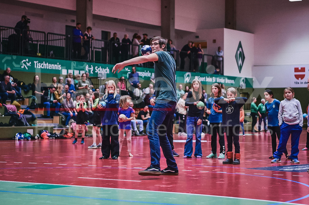 Handball, 2. Bundesliga Frauen, SV Werder Bremen - TuS Lintfort | v.li.: Ein Teilnehmer wirft beim Wurfcontest in der Halbzeitpause auf das Tor