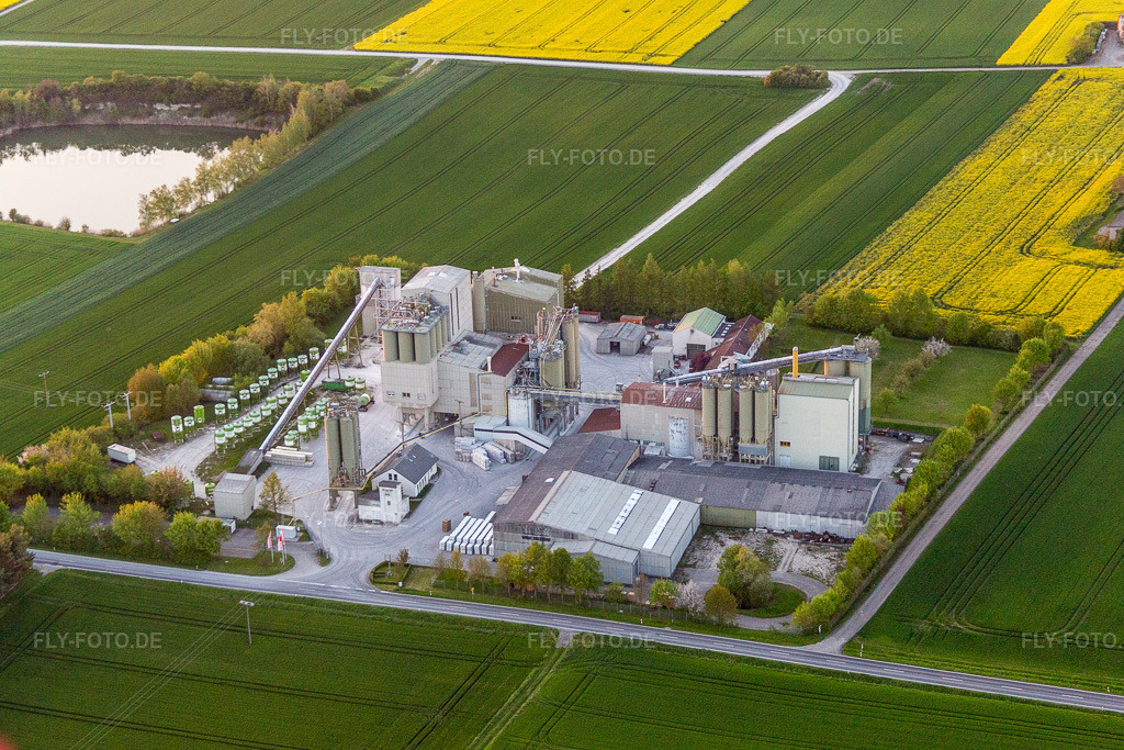 Luftbild: Beton- und Baustoffmischwerk in Sulzheim im Bundesland Bayern in Deutschland. Foto: IMG_088143.jpg vom 06.05.2016 durch Werner Riehm/FLY-FOTO.de
