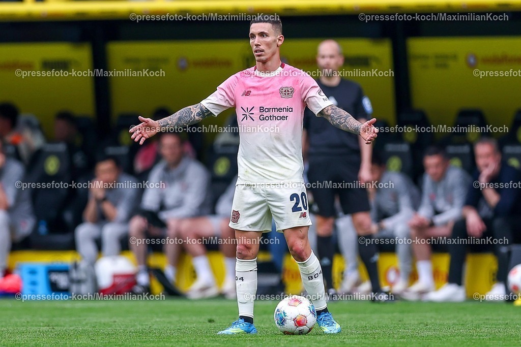 BVB11042601063 | 11.04.2026, Fußball, Borussia Dortmund - Bayer 04 Leverkusen, 1. Fußball Bundesliga, 29. Spieltag, Signal Iduna Park, Saison 2025 2026: Aleix Garcia&nbsp;(Bayer04 Leverkusen #24) gestikulierend auf dem Spielfeld   DFB regulations prohibit any use of photographs as image sequences and or quasi-video.